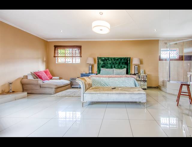 5 BEDROOM FREESTANDING FOR SALE IN MEREDALE